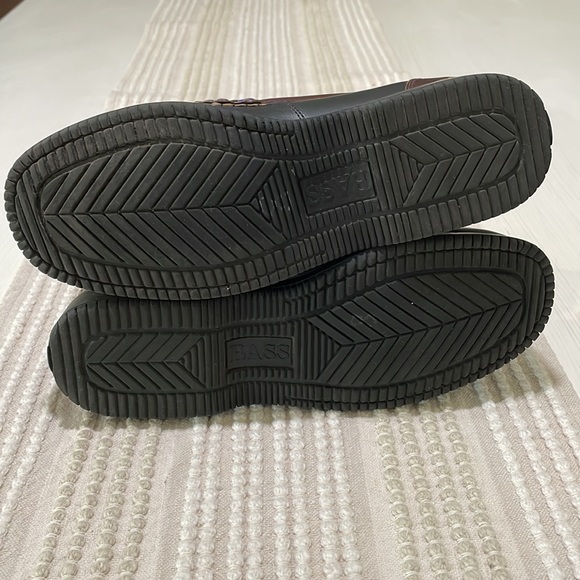 Bass Marine two-tone leather tassel loafers in like new condition. Women's 10. - Picture 9 of 14